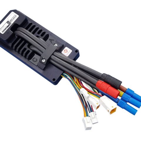 Juodas hidraulinių diskinių stabdžių komplektas: stabdžių svirtis ir keturių stūmoklių suportas baltame fone.